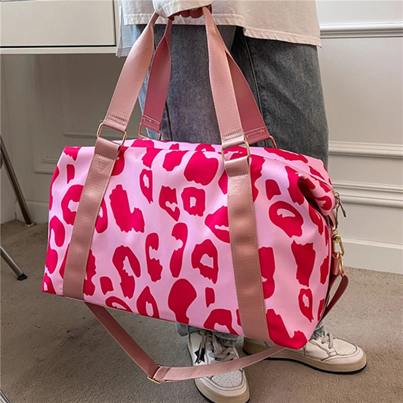 2024 Fashionable Travel Duffle Bags Women Leopard Big Nylon Tote Fitness Gym Ladies Weekend Handbags Wet And Dry Separation 240730