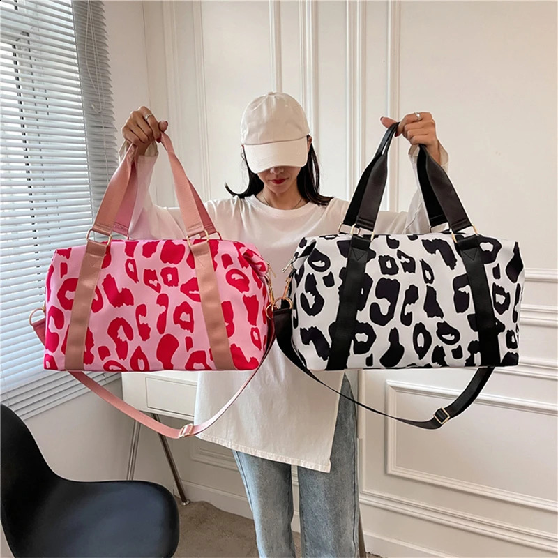 2024 Fashionable Travel Duffle Bags Women Leopard Big Nylon Tote Fitness Gym Ladies Weekend Handbags Wet And Dry Separation 240730