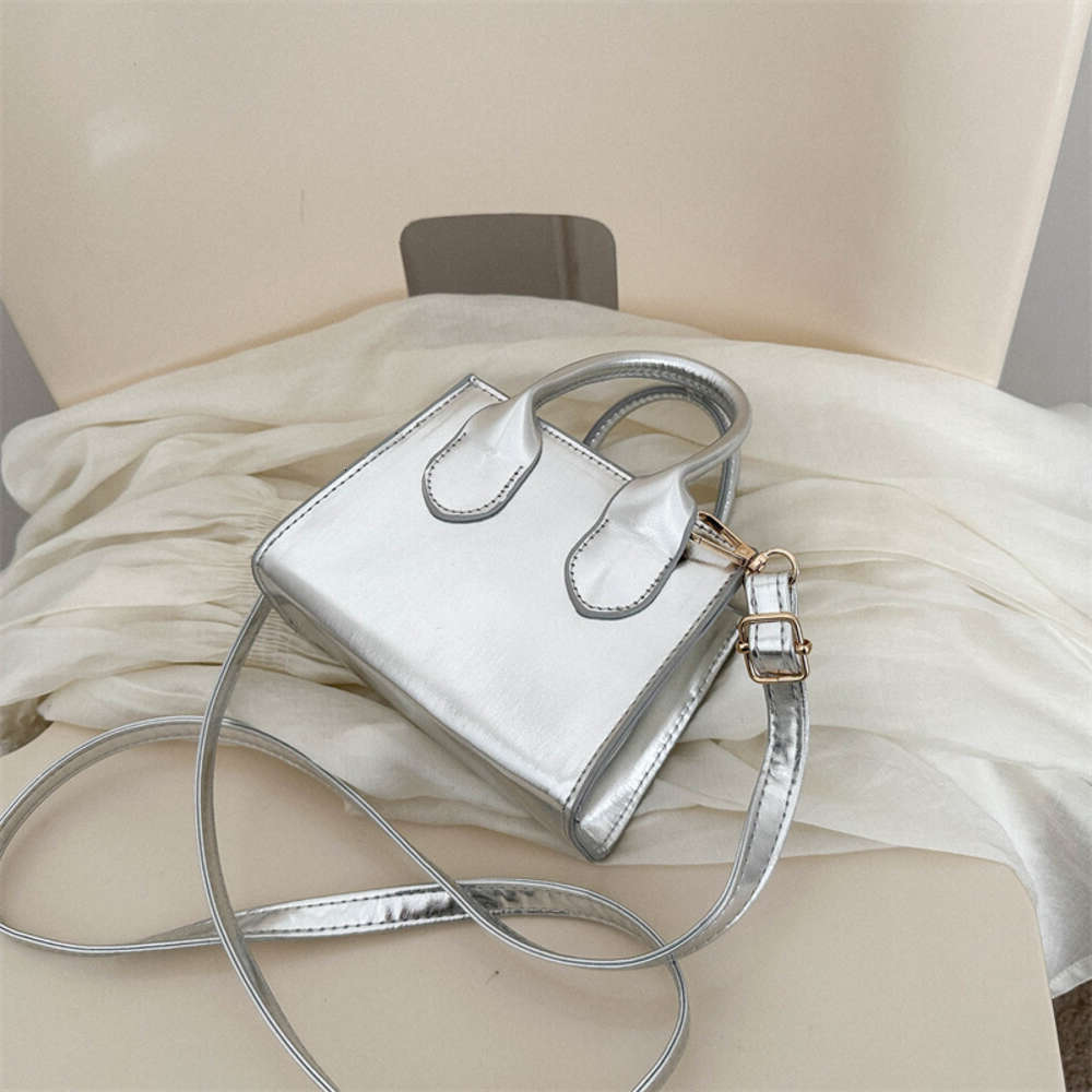 Designer 2024s New Women Crossbody Bag Shoulder bag Fresh Fashion Stylish Versatile Classic design Natural Minimalist style Commute Free shipping