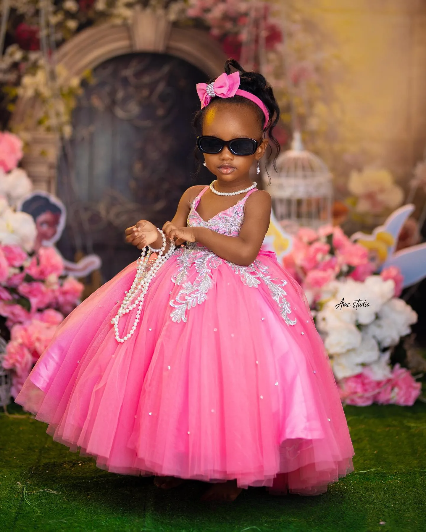 2024 Hot Pink Little Girls Birthday Dress wer Girl Dresses Communion Gowns Spaghetti Straps Appliqued Beaded Lace Big Bow Rhies Tiered Tulle Gilr Gown