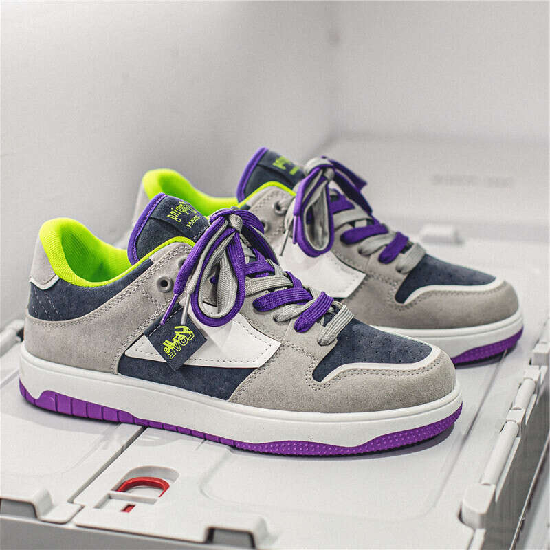 2024s Retro casual niche design for men's skateboarding shoes on the high street