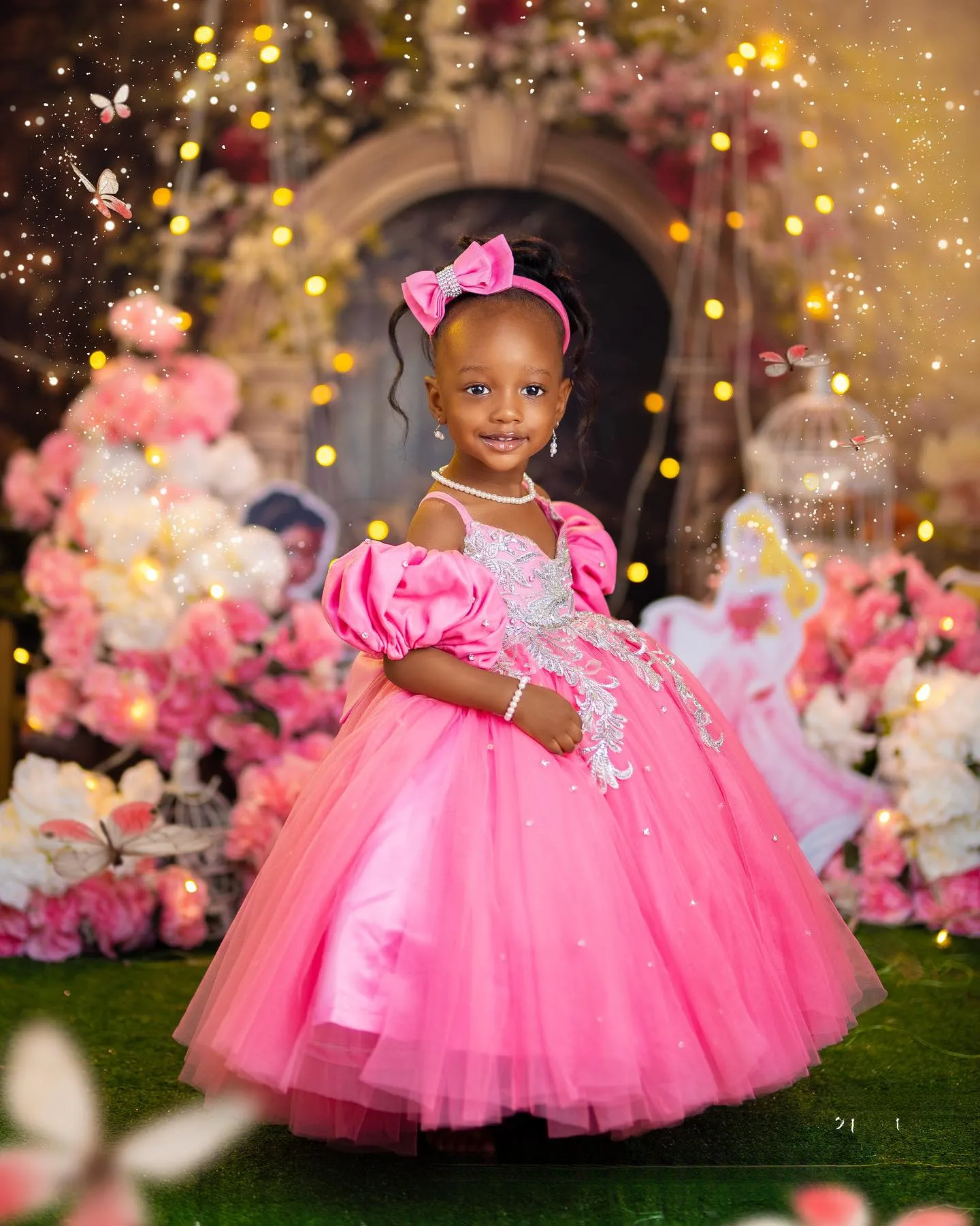 2024 Hot Pink Little Girls Birthday Dress wer Girl Dresses Communion Gowns Spaghetti Straps Appliqued Beaded Lace Big Bow Rhies Tiered Tulle Gilr Gown