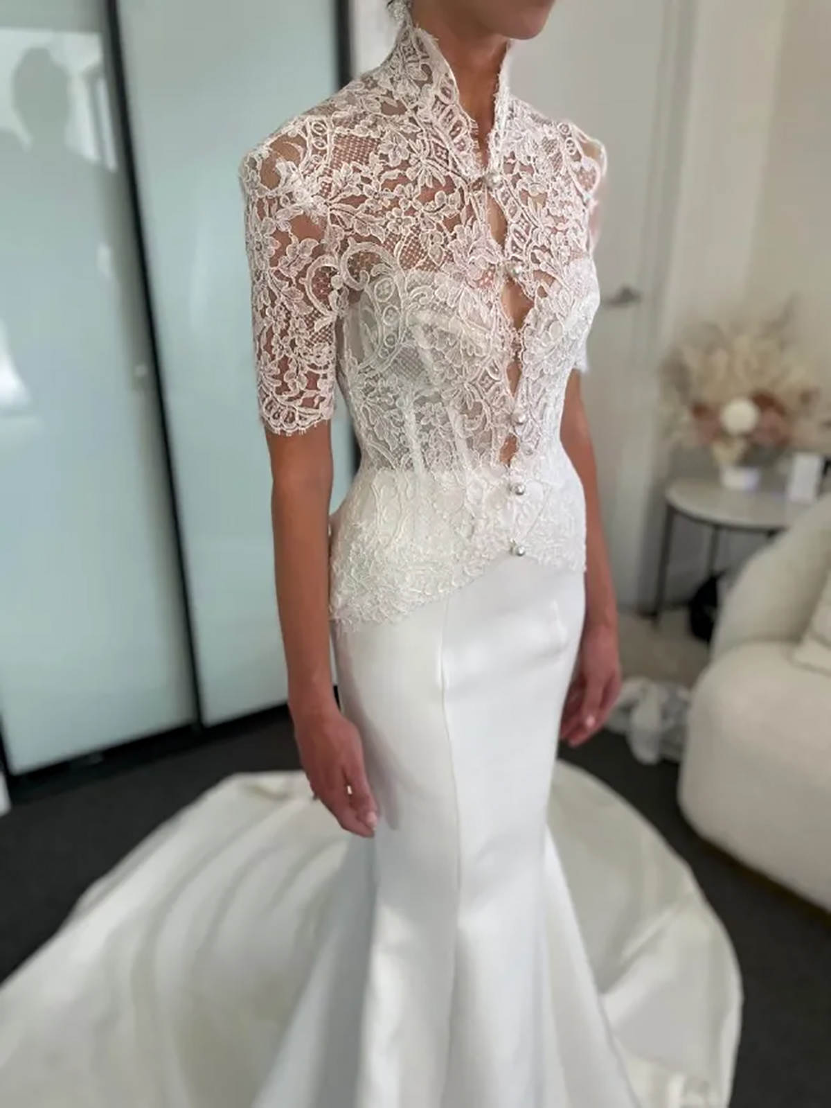 Sexy Short Sleeve Women Wrap Jacket Illusion Pearls Lace Bride Jackets Sheer High Neck Bridal Cloak Wedding Accessories