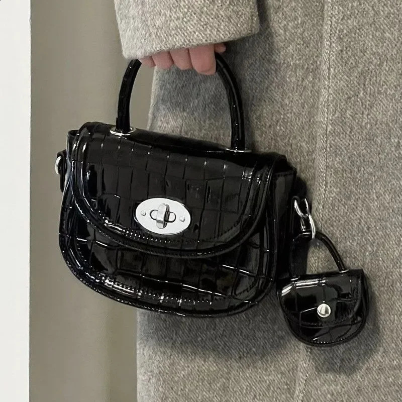 crossbody bagsTote bag adult womens High-grade fashion handbag texture niche messenger bag female fashion shoulder saddle bag 240730