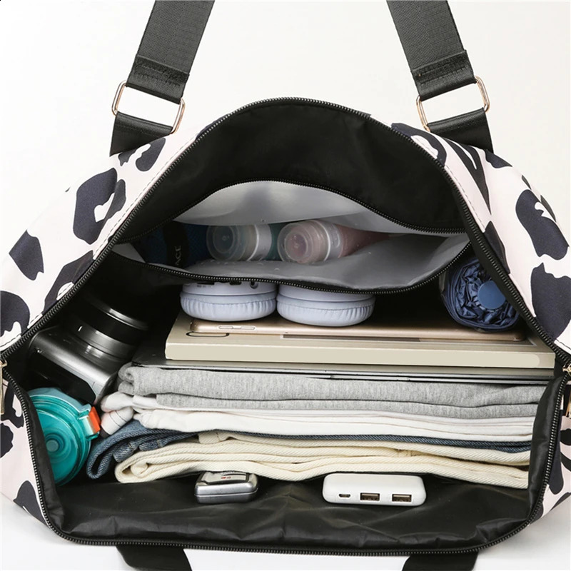 2024 Fashionable Travel Duffle Bags Women Leopard Big Nylon Tote Fitness Gym Ladies Weekend Handbags Wet And Dry Separation 240730