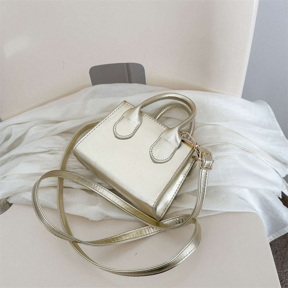 Designer 2024s New Women Crossbody Bag Shoulder bag Fresh Fashion Stylish Versatile Classic design Natural Minimalist style Commute Free shipping