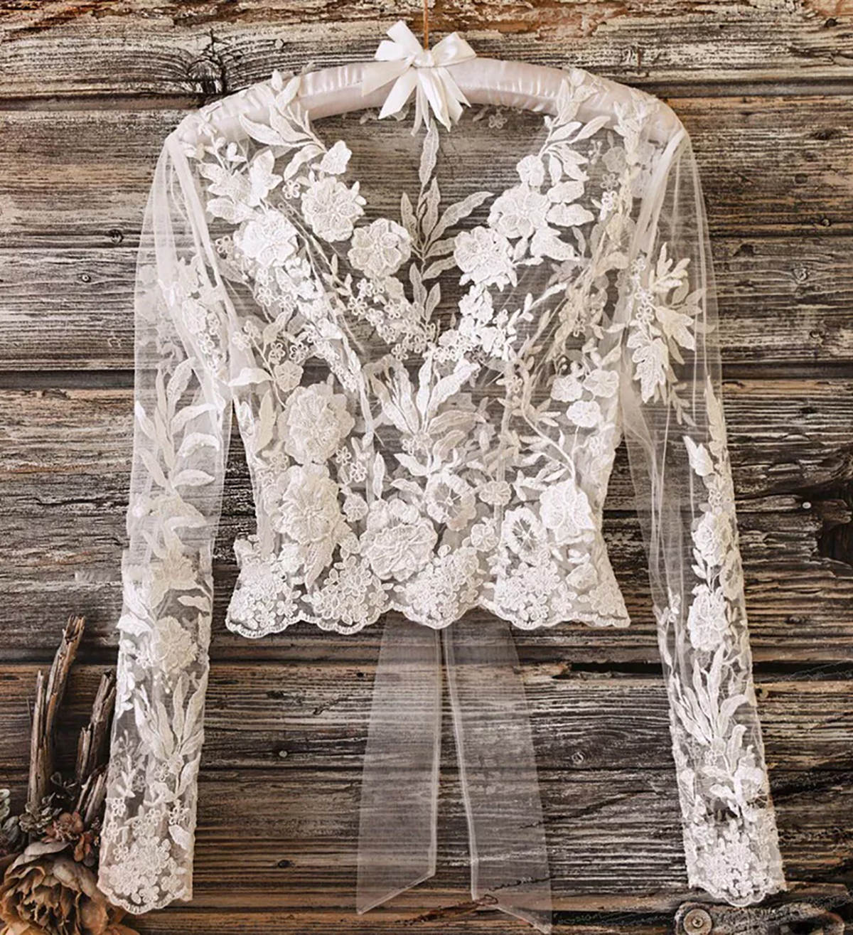 Exquisite Bow Long Sleeve Women Wrap Jacket Illusion Appliques Lace Bride Jackets Sheer O Neck Bridal Cloak Wedding Accessories Customized