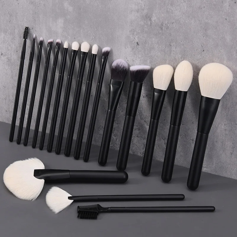 18 PCS Animal Goat Hair Makeup Brushes Set Wood Handle Makeup For Women Korean Cosmetics Eyeshadow Complete Kit 240729