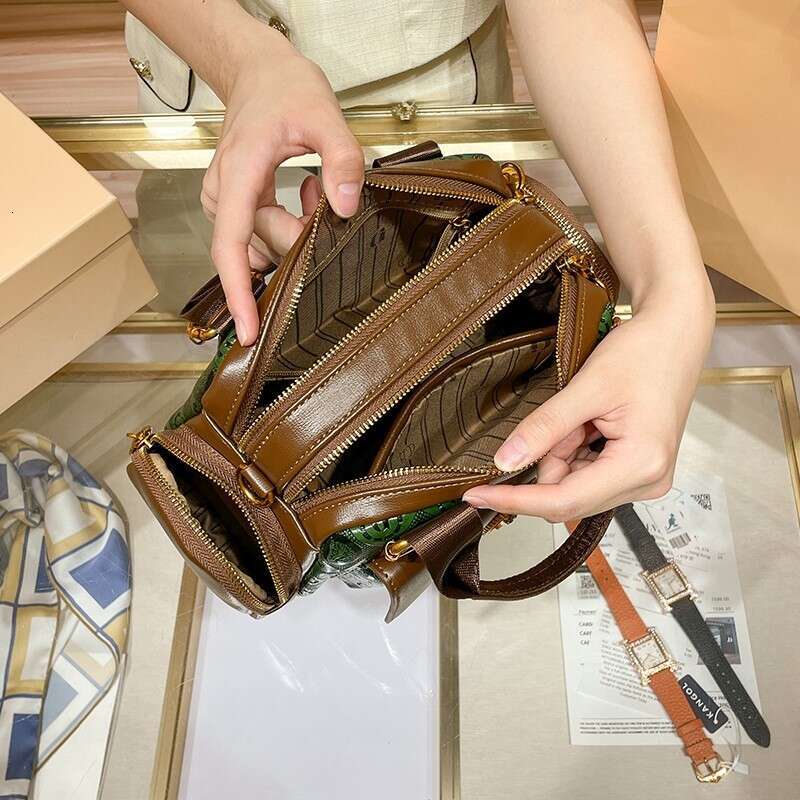 Light Brand Fashion Pillow Women's New 2023 Premium Genuine Leather Handbag Designer Versatile Crossbody Bag Retro