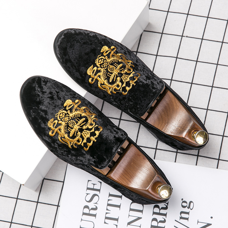 2024 Spring Wedding Dress Casual Men Loafers New Big Size Lazy Peas shoes Embroidery Moccasins Shoes Fashion Suede Leather shoes