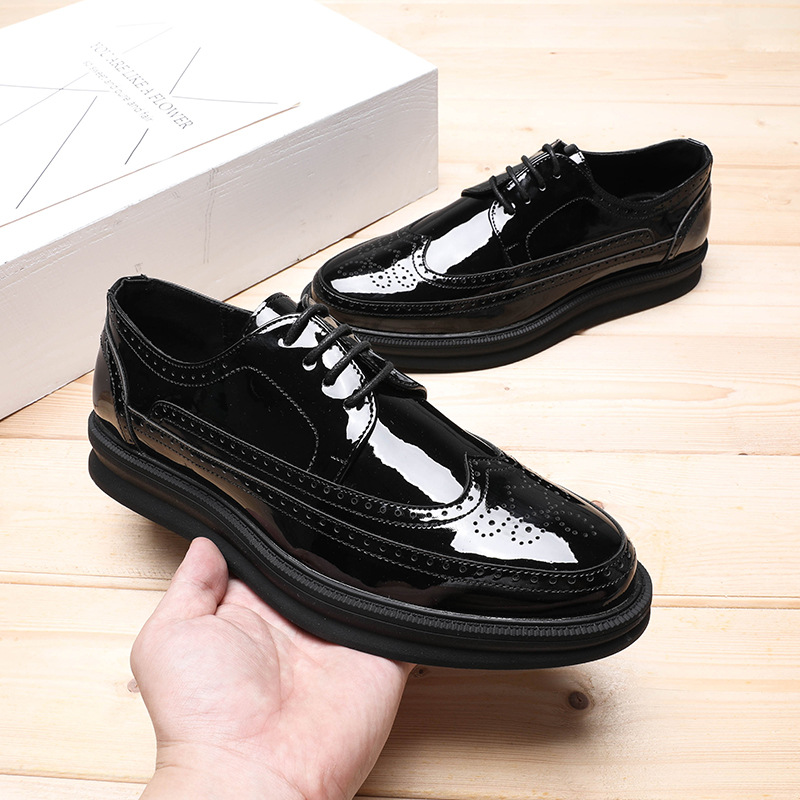 2025 new Dress Men Patent Leather Groom Wedding Fashion Men's italian style Oxford Shoes White Brogue Shoe Mocassins c9f9 's