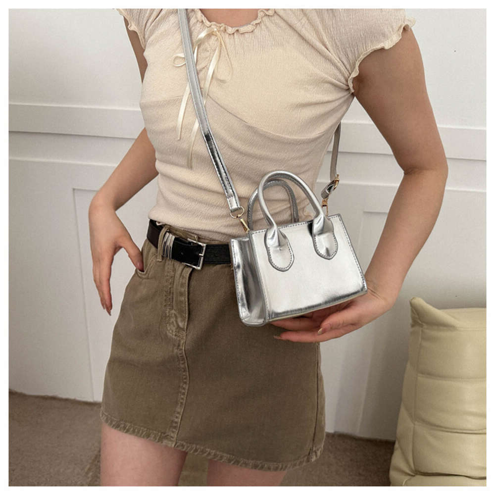 Designer 2024s New Women Crossbody Bag Shoulder bag Fresh Fashion Stylish Versatile Classic design Natural Minimalist style Commute Free shipping
