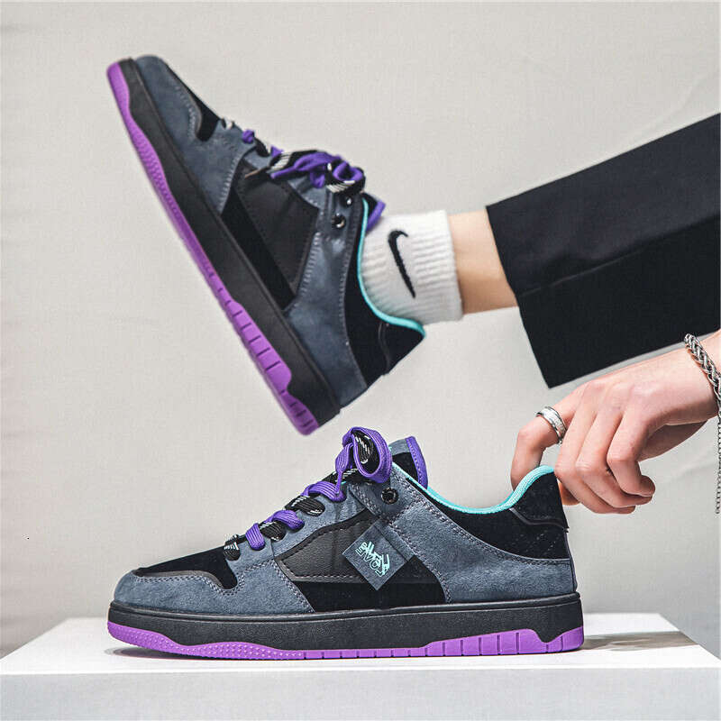 2024s Retro casual niche design for men's skateboarding shoes on the high street