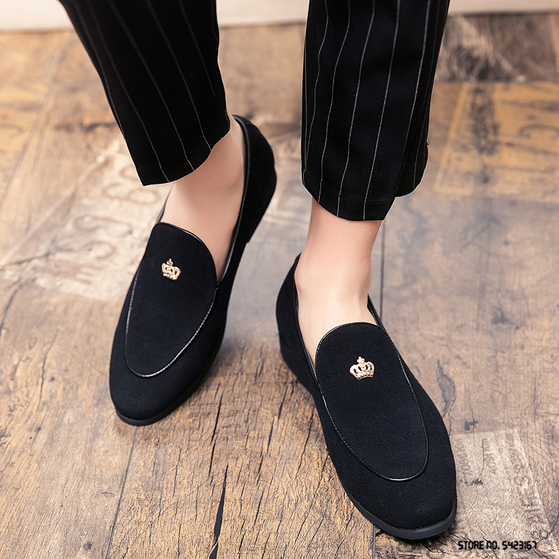 Luxury Designer New Pointed Suede Metal Crown Oxford Shoes For Mens Formal Wedding Prom Dress Homecoming Sapatos Tenis Masculino