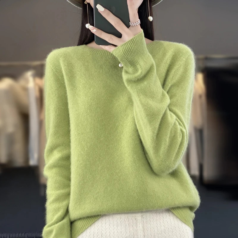 Autumn and winter Merino 100% wool solid color warm female Oneck knitted long sleeve pullover 240730