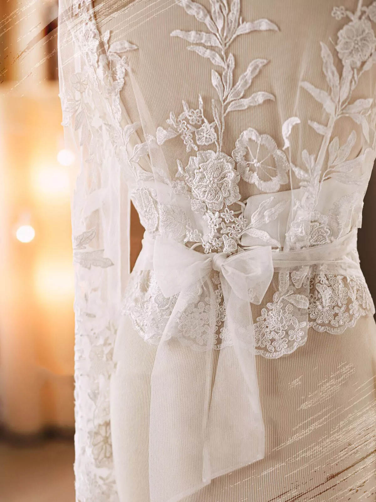 Exquisite Bow Long Sleeve Women Wrap Jacket Illusion Appliques Lace Bride Jackets Sheer O Neck Bridal Cloak Wedding Accessories Customized