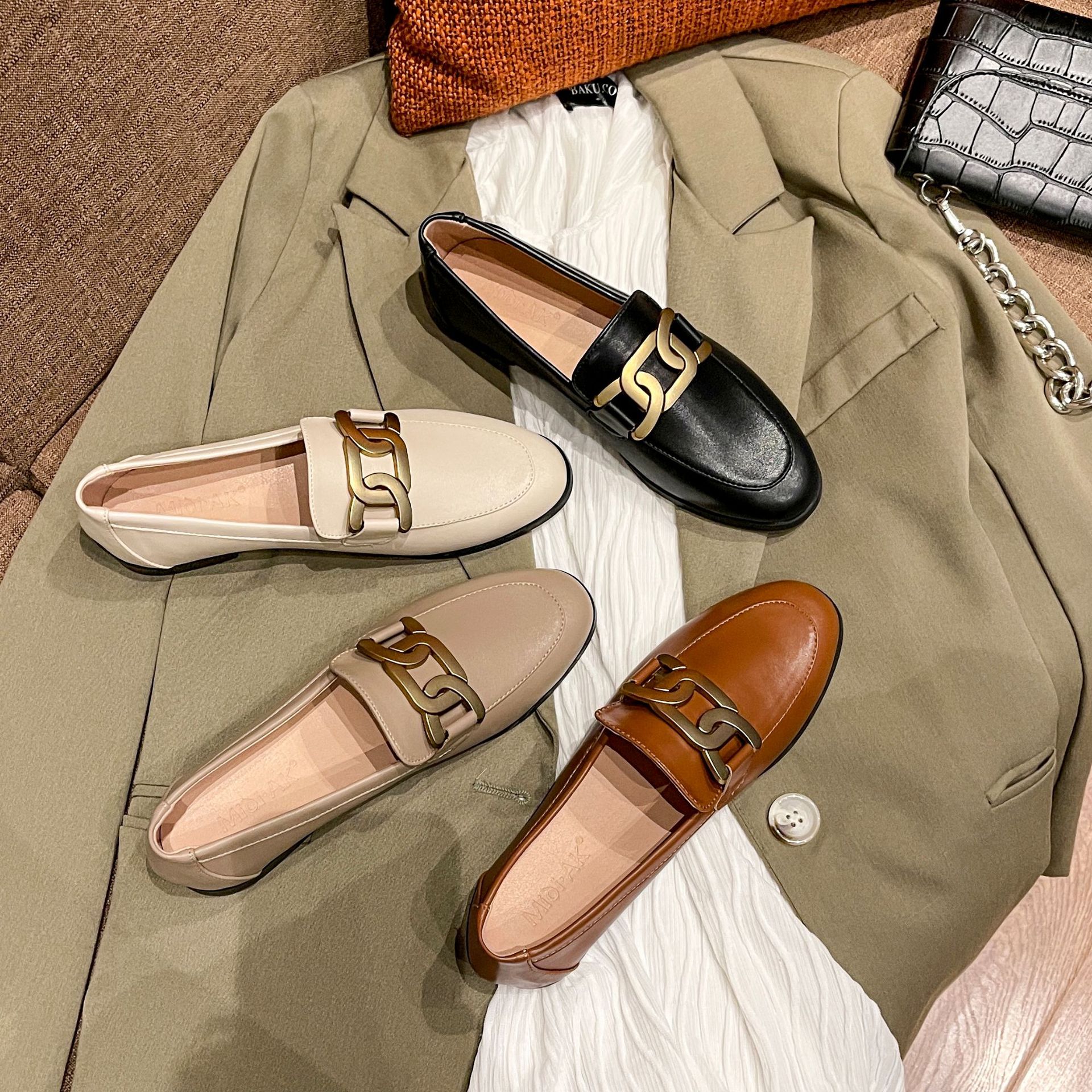 2022 Metal Chain oxfords woman flats moccasins round toe loafers autumn/winter plush small leather shoes women plus size 34-43