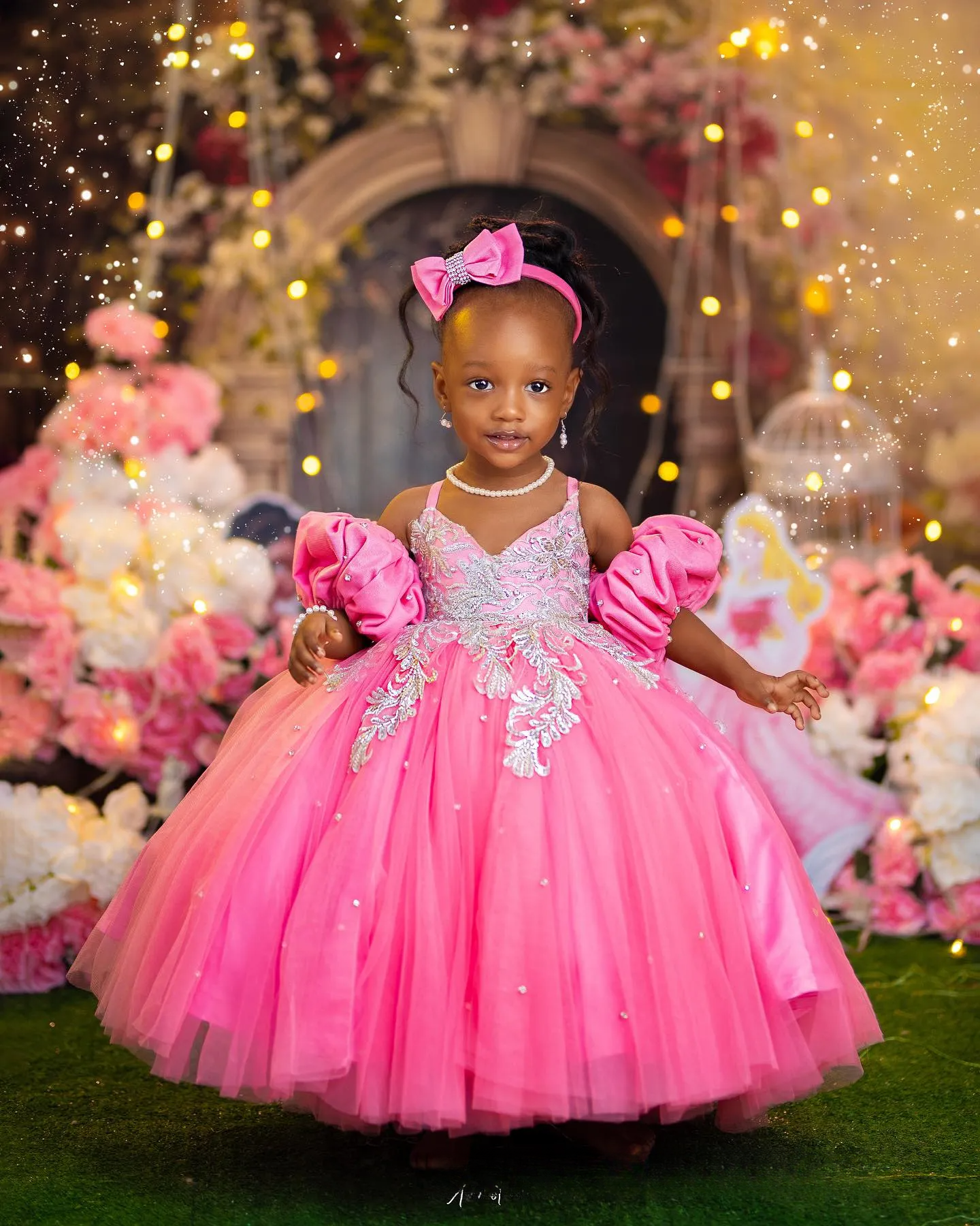 2024 Hot Pink Little Girls Birthday Dress wer Girl Dresses Communion Gowns Spaghetti Straps Appliqued Beaded Lace Big Bow Rhies Tiered Tulle Gilr Gown