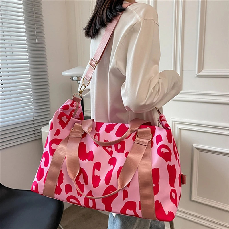 2024 Fashionable Travel Duffle Bags Women Leopard Big Nylon Tote Fitness Gym Ladies Weekend Handbags Wet And Dry Separation 240730