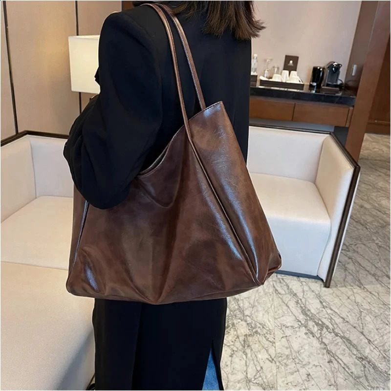 Retro red womens handbag sporty casual fashionable large capacity leather shoulder bag shopping Harajuku simple Sac 240731Zl