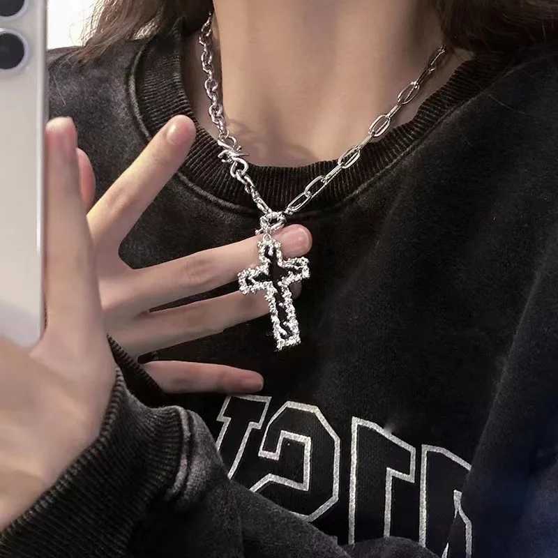 New Gothic Punk Black Cross Baed Thorns Pendant Chain Choker Necklace for Women Men Unisex Hip-Hop Jewelry Gifts Party Jewelry W250616