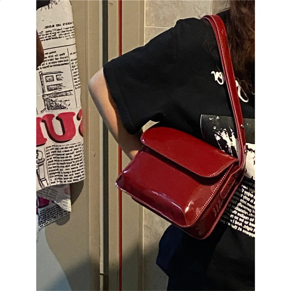 Retro Patent Leather Shoulder Bag For Women Flap Crossbody Bag Solid Color Underarm Bag Red Crossbody Bag Lady Handbag 240821