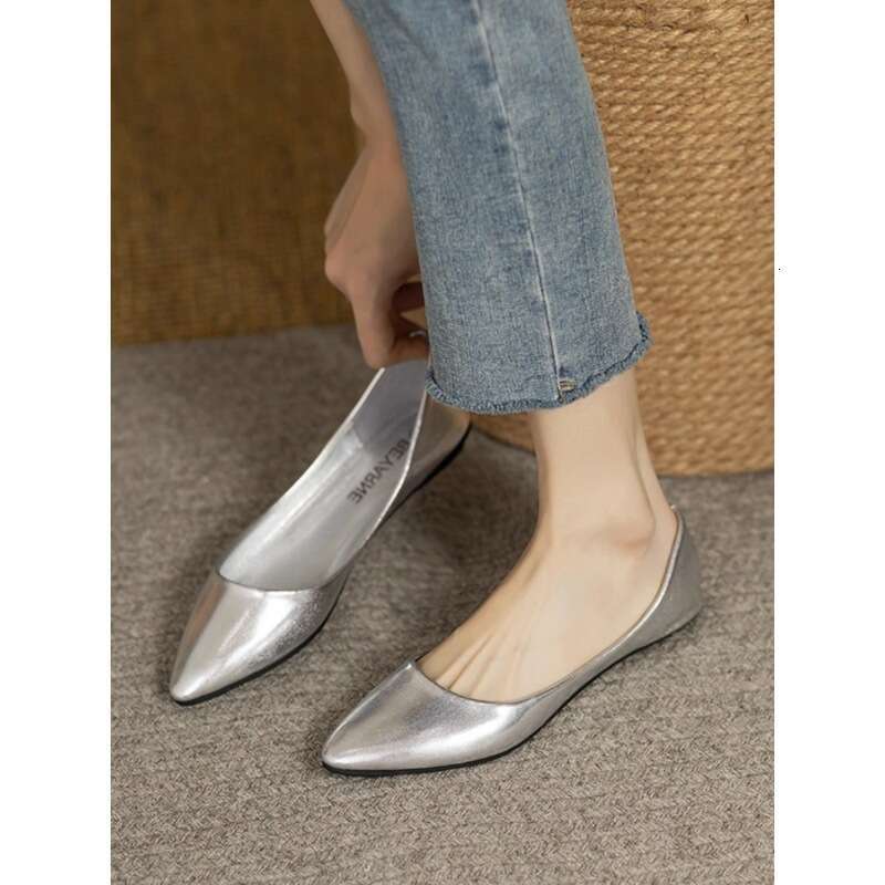 2024s Giant Comfortable Handmade Soft Single for Women's 2024 Summer New Pointed Shallow Mouth One Step Commuting Flat Bottom Free Mail Small Lea