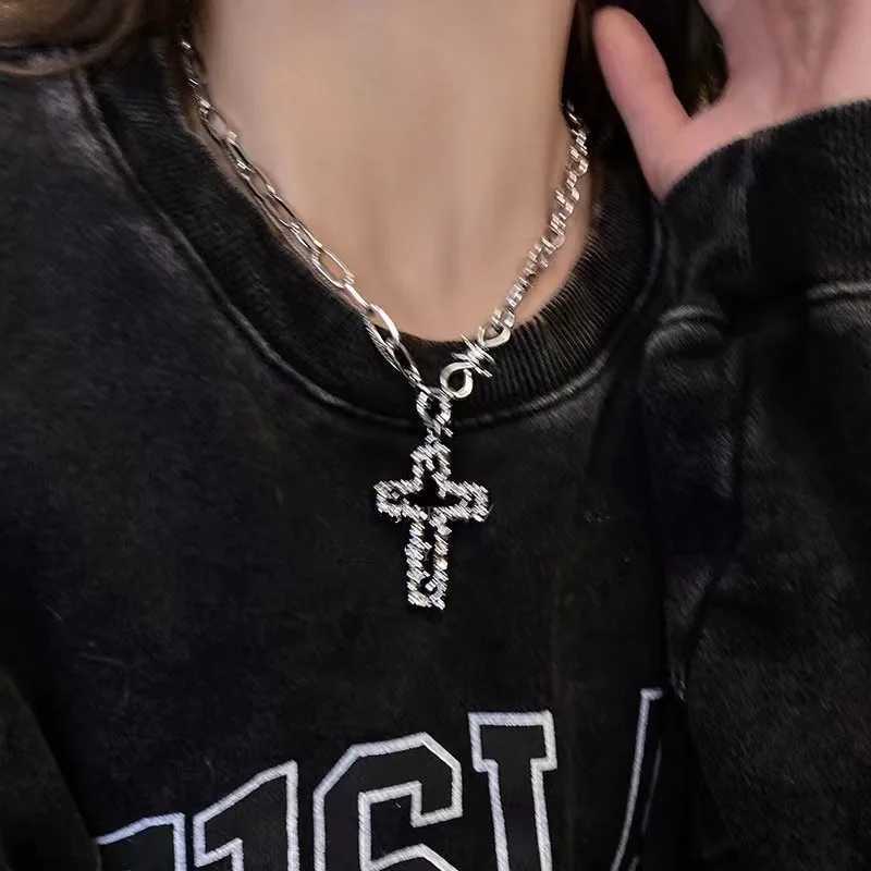 New Gothic Punk Black Cross Baed Thorns Pendant Chain Choker Necklace for Women Men Unisex Hip-Hop Jewelry Gifts Party Jewelry W250616