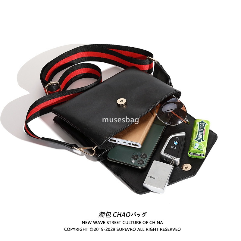 Men's fashion trend men's envelope bag color contrast wide strap crossbody bag simple all-in-one shoulder bag new style