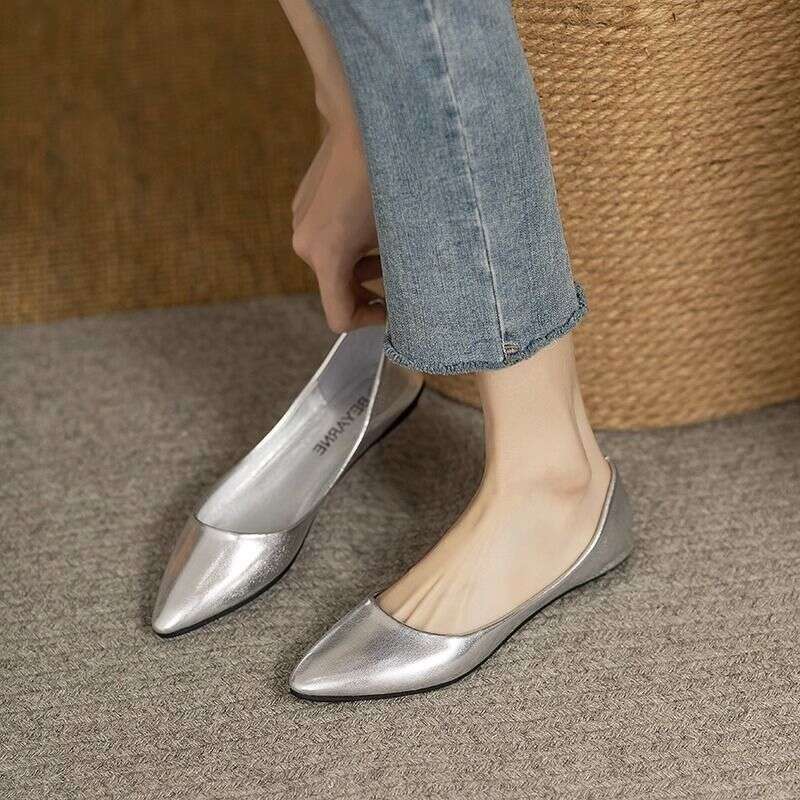 2024s Giant Comfortable Handmade Soft Single for Women's 2024 Summer New Pointed Shallow Mouth One Step Commuting Flat Bottom Free Mail Small Lea