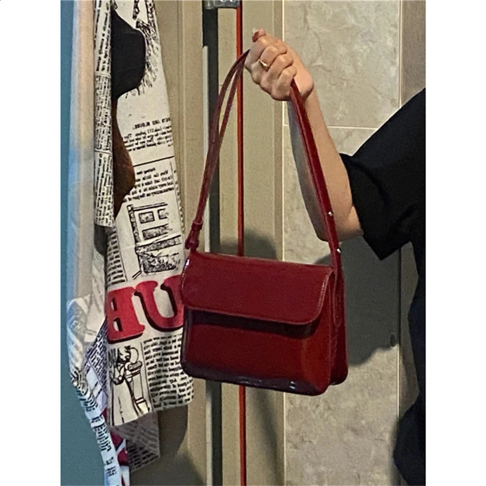 Retro Patent Leather Shoulder Bag For Women Flap Crossbody Bag Solid Color Underarm Bag Red Crossbody Bag Lady Handbag 240821