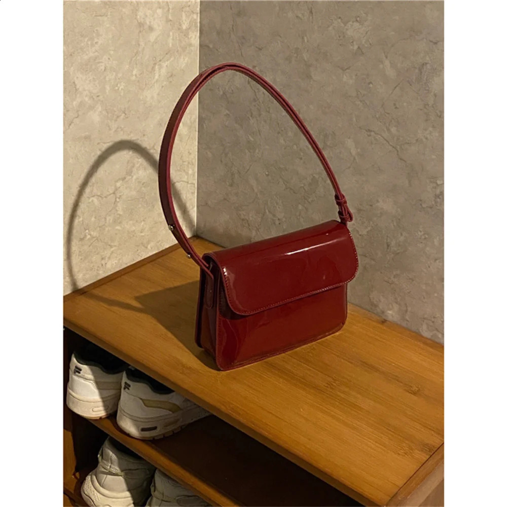 Retro Patent Leather Shoulder Bag For Women Flap Crossbody Bag Solid Color Underarm Bag Red Crossbody Bag Lady Handbag 240821