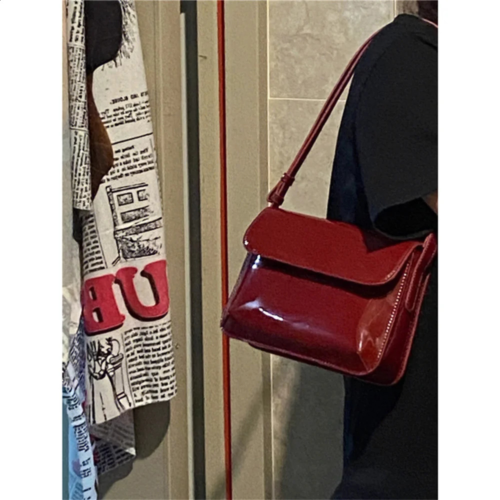 Retro Patent Leather Shoulder Bag For Women Flap Crossbody Bag Solid Color Underarm Bag Red Crossbody Bag Lady Handbag 240821