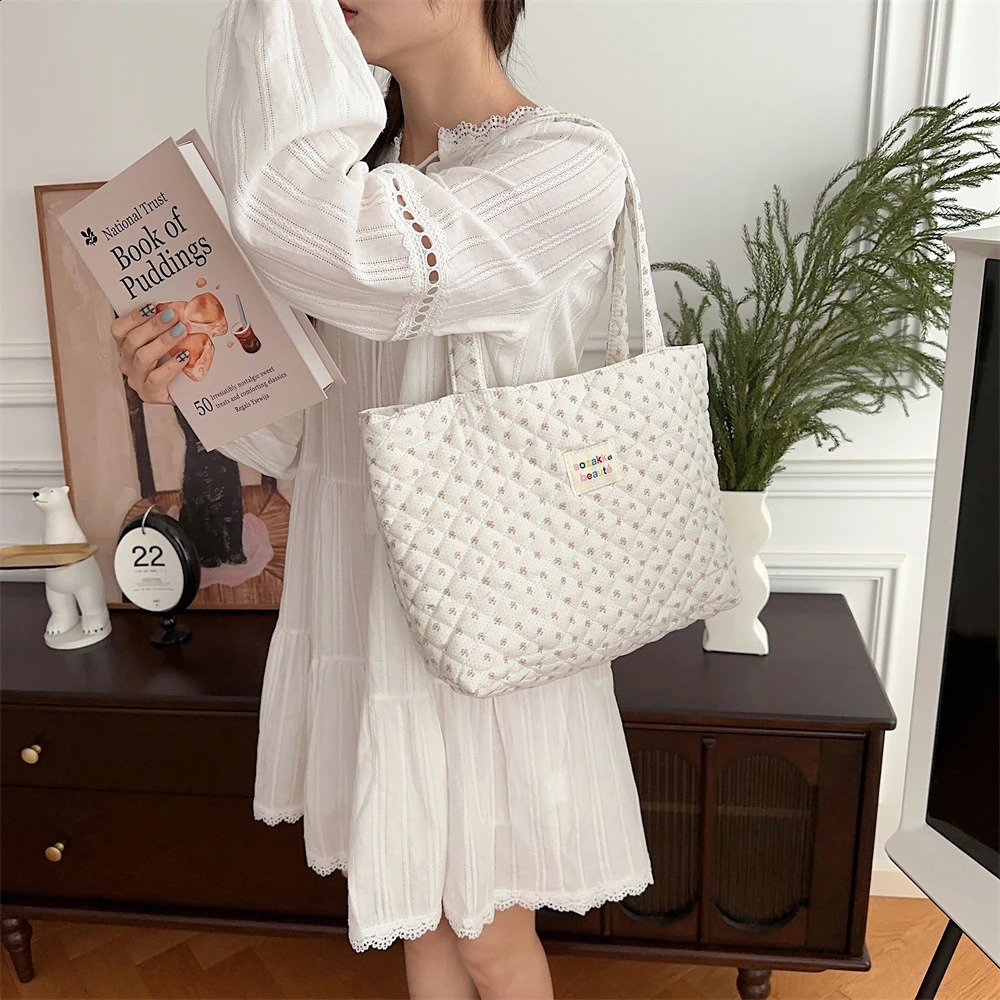 Cartoon Print Womens Shoulder Bag Large Capacity Ladies Tote Handbags Soft Quilted Female Travel Shopping Bags Girls Book Bag 240731