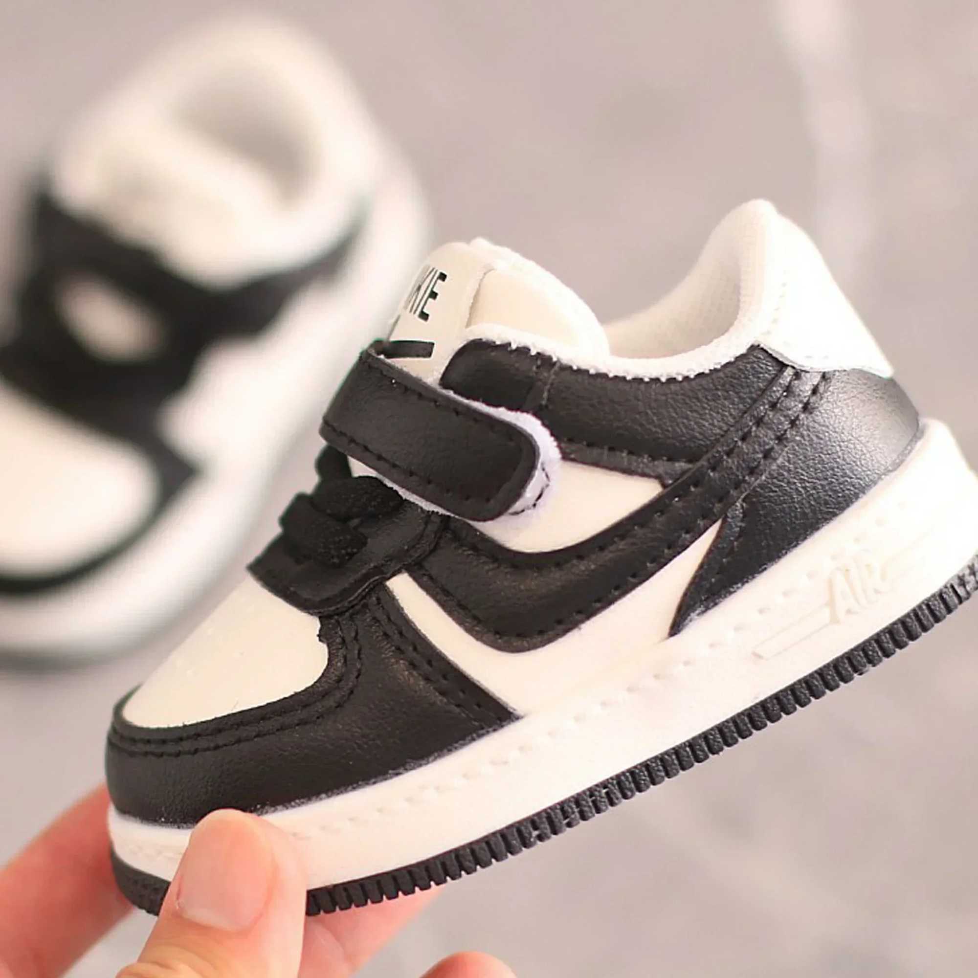 Childrens running shoes autumn and winter outdoor sports shoes anti slip childrens soft soled baby sports shoes X250409