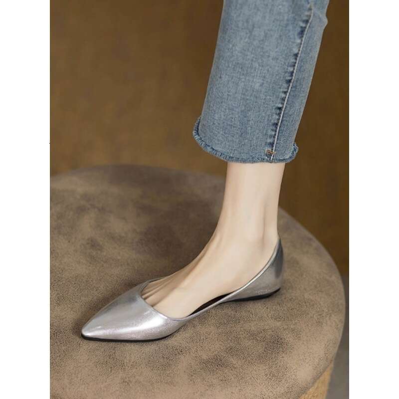 2024s Giant Comfortable Handmade Soft Single for Women's 2024 Summer New Pointed Shallow Mouth One Step Commuting Flat Bottom Free Mail Small Lea