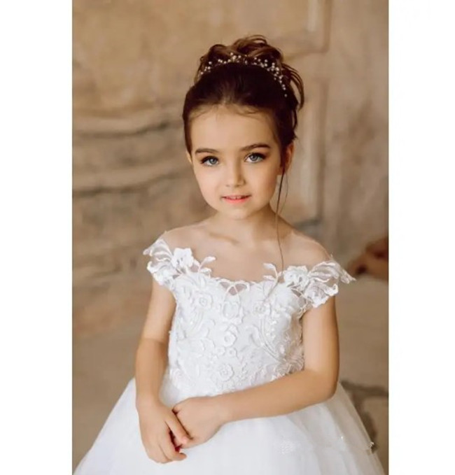 Cute 2024 Girl Dress For Wedding Lace Appqulies Tulle Skirt White Ivory Ball Gown Illusion Summer Sleeveless Communion Clothes