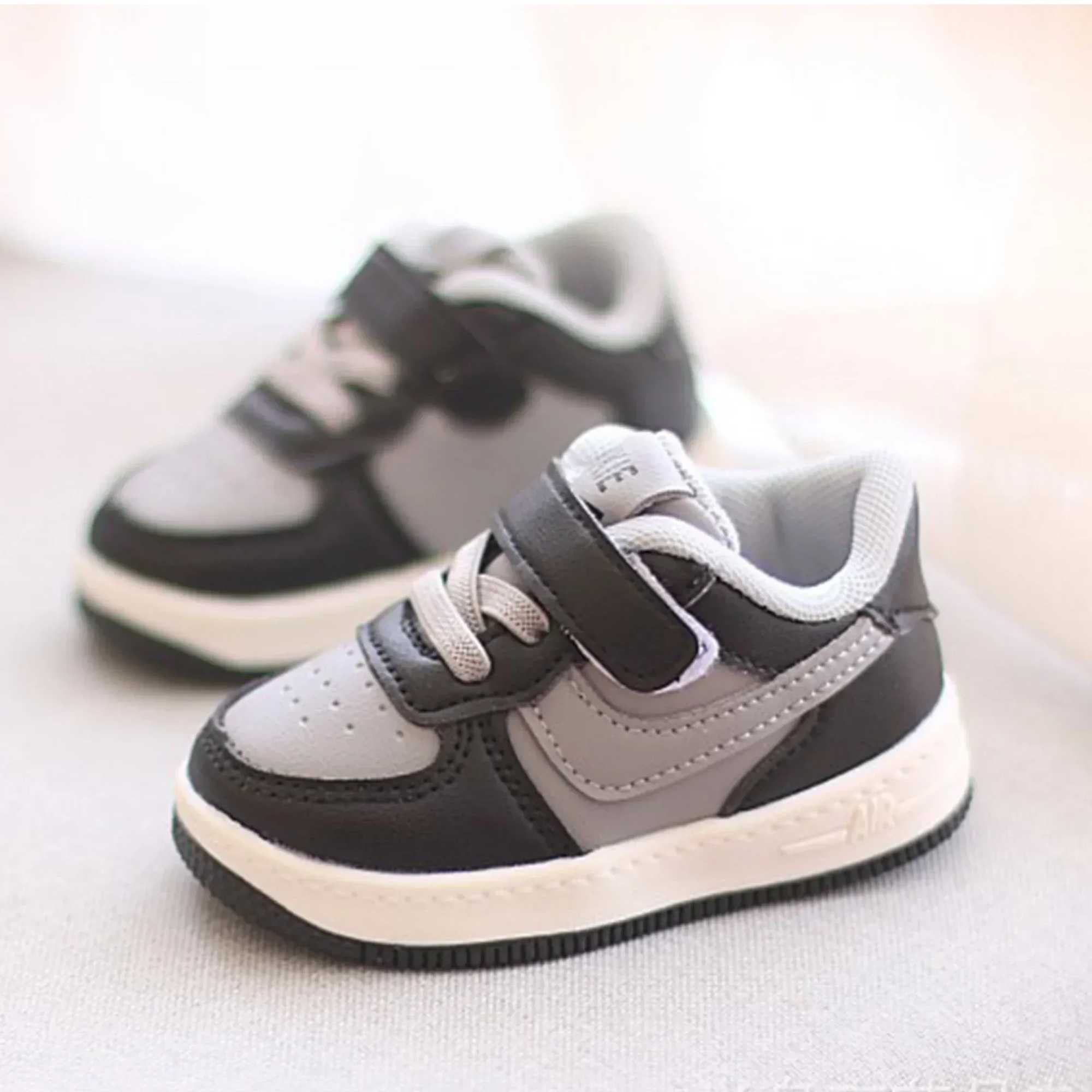 Childrens running shoes autumn and winter outdoor sports shoes anti slip childrens soft soled baby sports shoes X250409