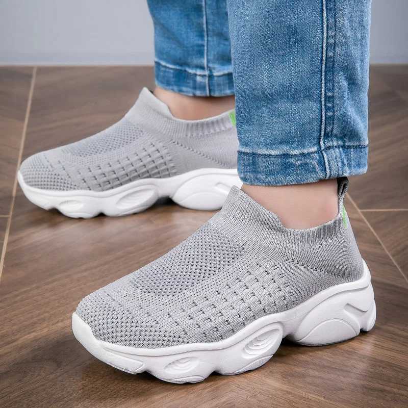 2025 childrens sports shoes boys net breathable running shoes childrens sports shoes girls flat casual shoes fashionable knitted running shoes X250409
