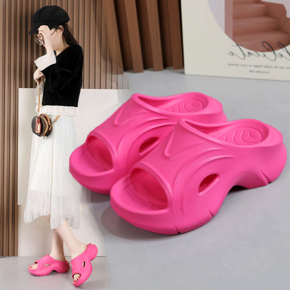 Super thick soled slippers for women in summer 2024, new outdoor fashion, European and American beach stepping on shit feeling sponge shoes ddmythur