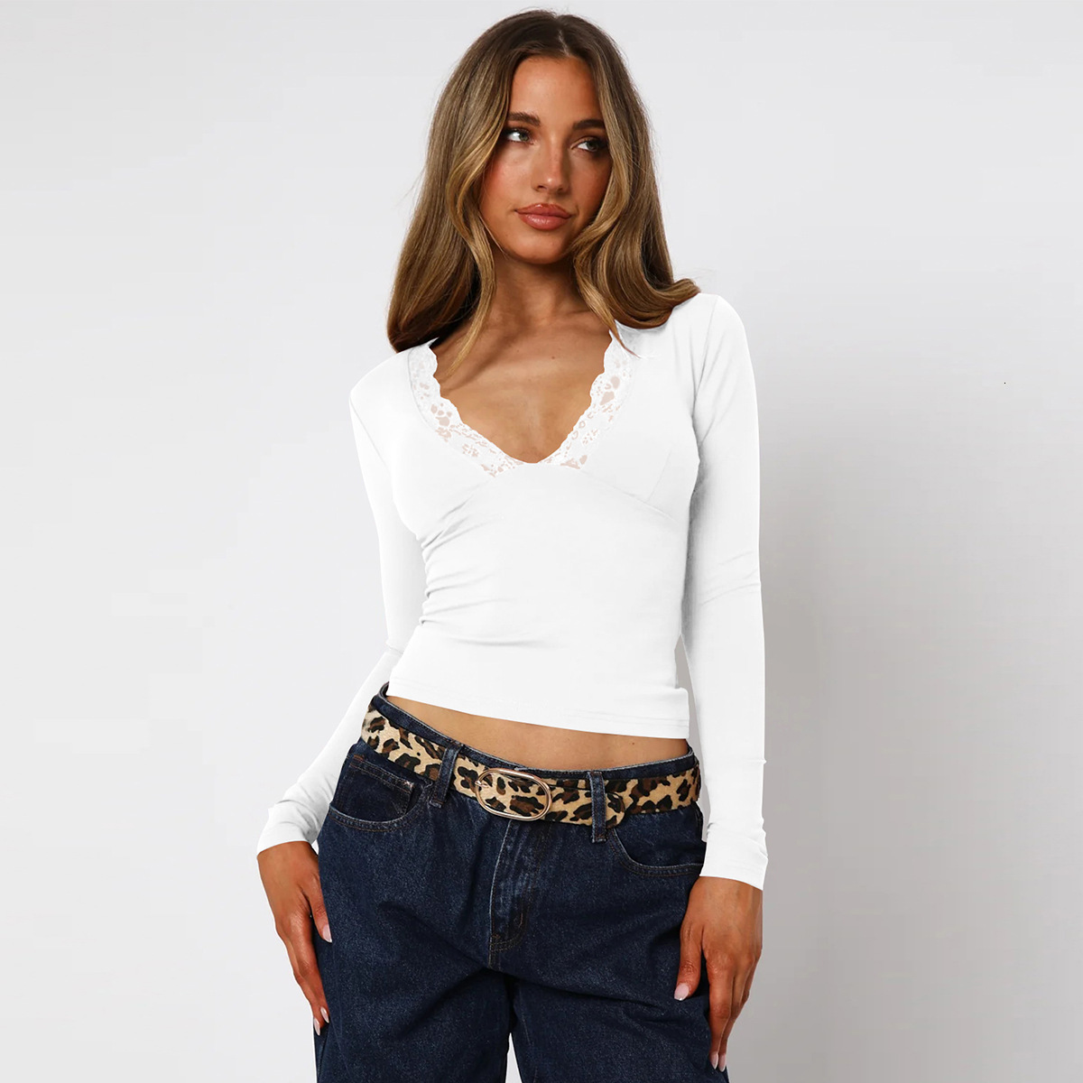 Fashionable V-neck lace and lace patchwork design slim fit short top autumn T-shirt for women 210302