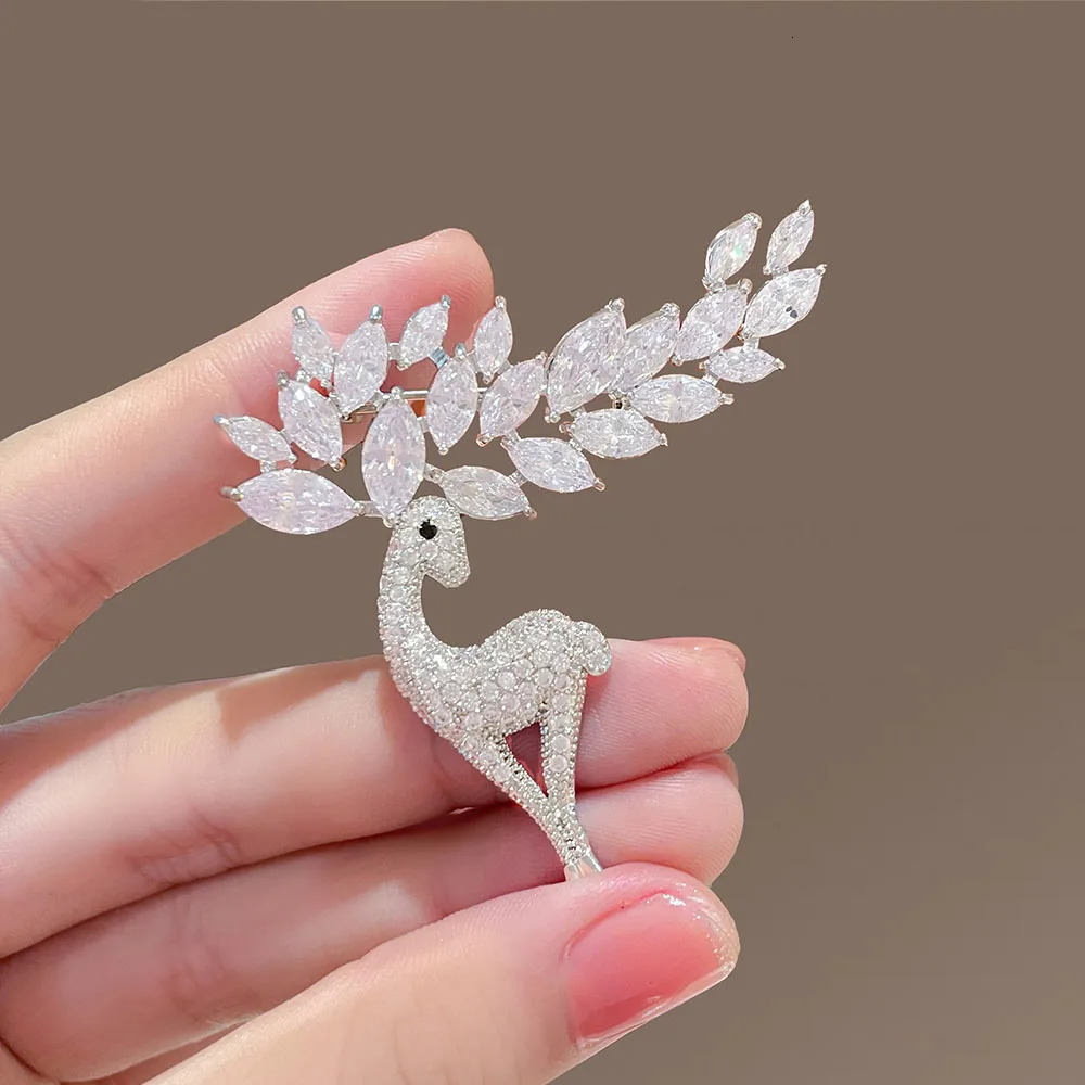 Fashion Full of Sika Deer Brooch Pin for Women Men Gold Plated Silver Color Crystal Animal Christmas Jewelry Gifts 241031