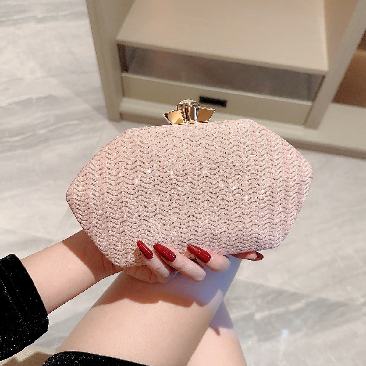New ladies and celebrities hold shiny pink fashionable evening dresses with small square collars and chain pockets