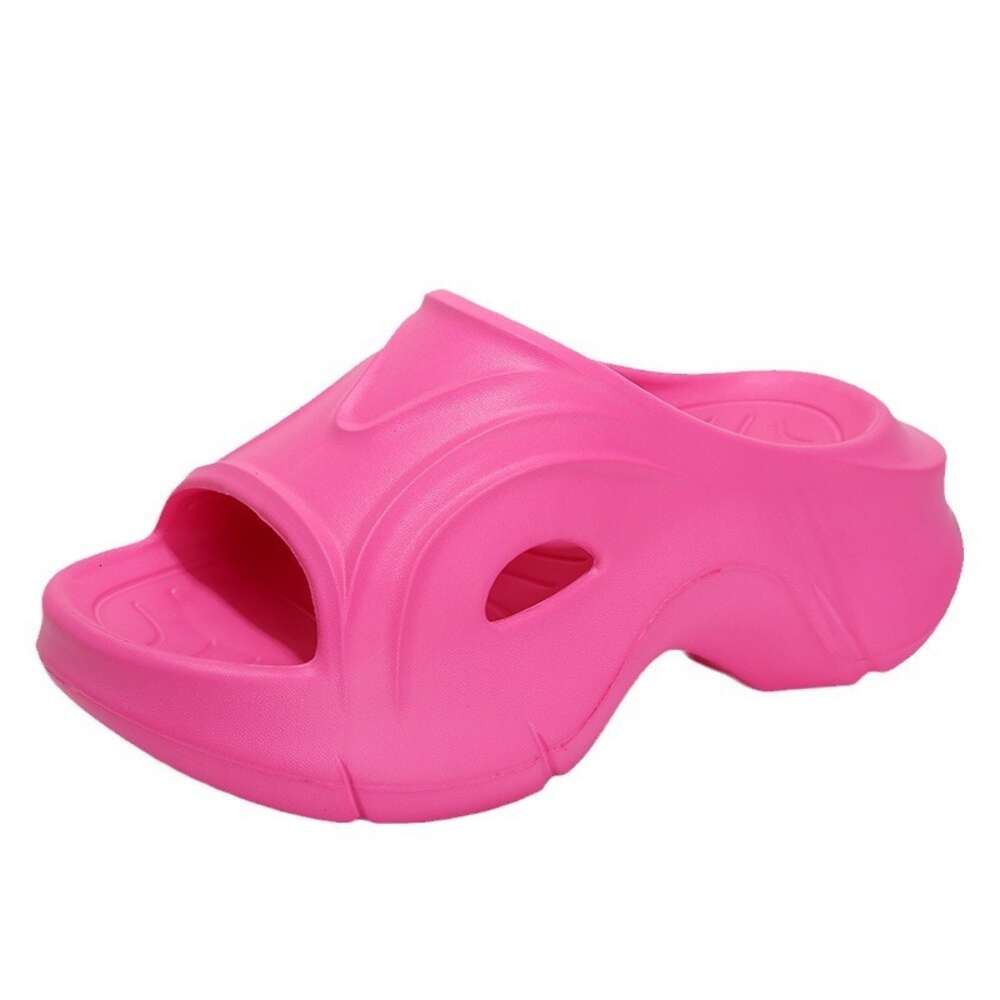 Super thick soled slippers for women in summer 2024, new outdoor fashion, European and American beach stepping on shit feeling sponge shoes ddmythur
