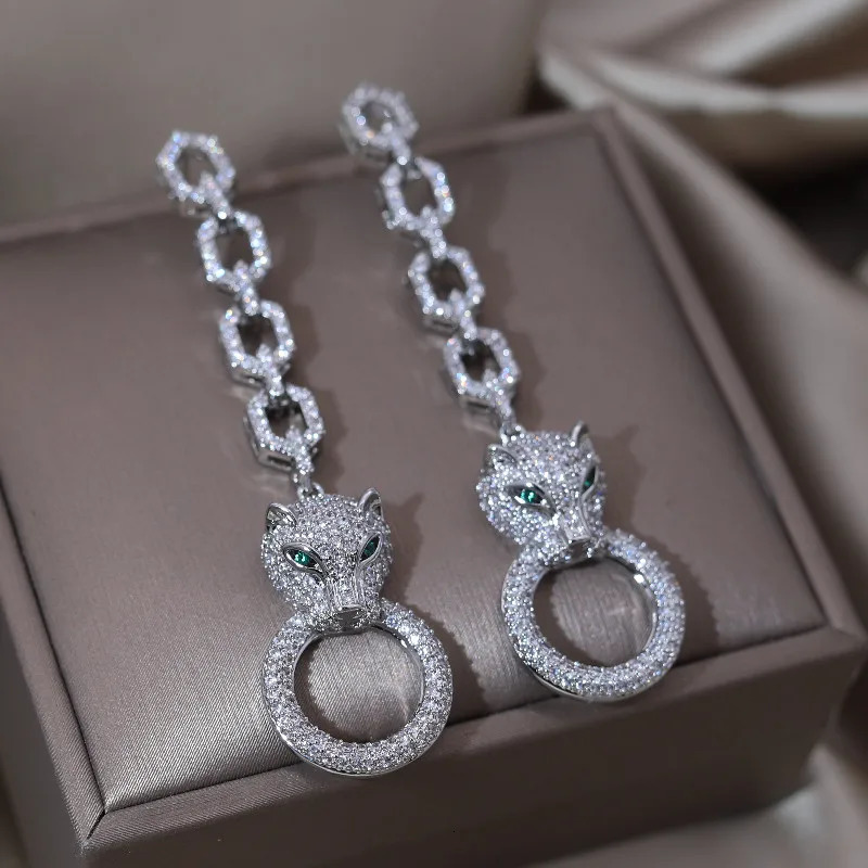 European and American fashion jewelry animal leopard pendant earrings elegant womens wedding party accessories 241031