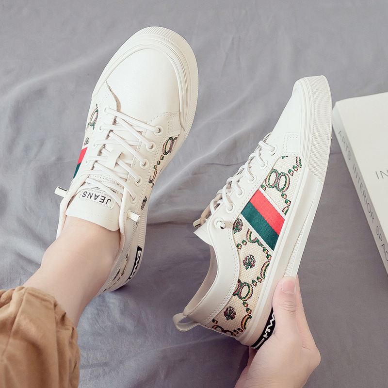 2024 New Summer White Korean Edition Trendy Men's Versatile Embroidered Little Bee Board Shoes Athletic & Outdoor Shoes