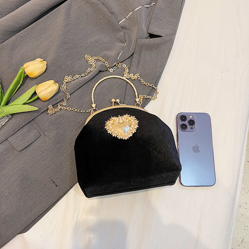 New niche design portable shoulder bag suitable for women's Baroque style evening dress banquet bag mouth red envelope