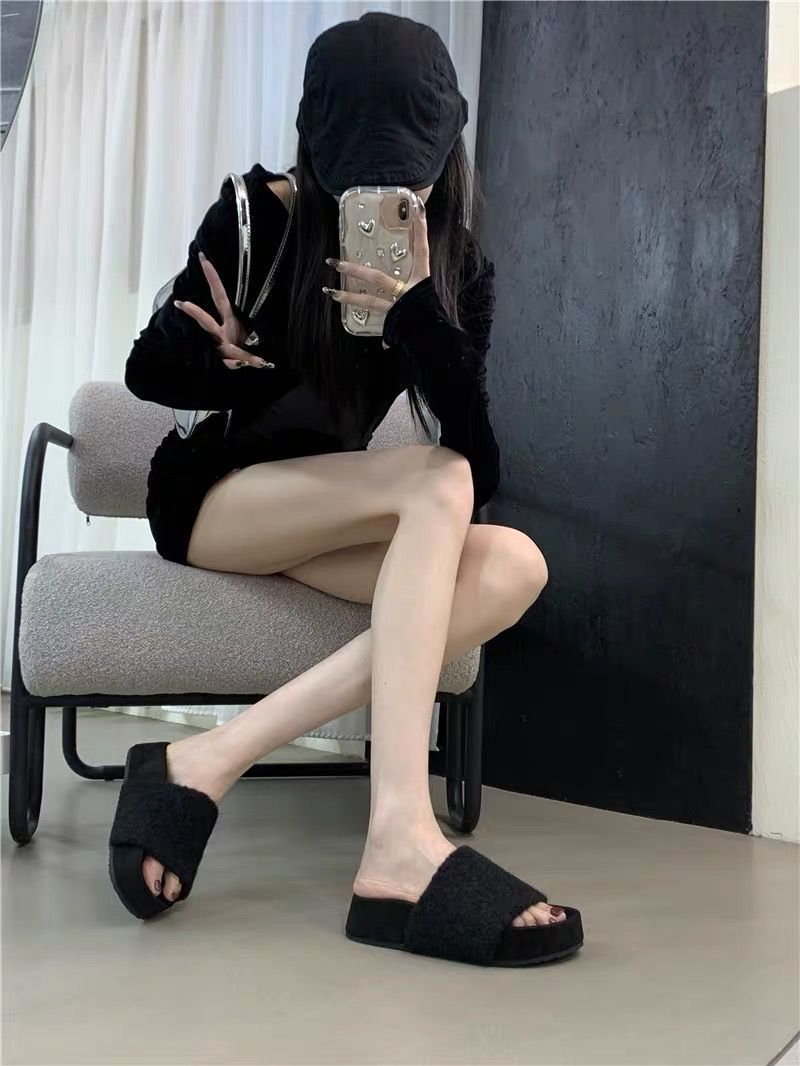 2024 New Flip-flops Female Summer Ins Fashion Fashion Outside To Wear Cleats Net Red Beach Sandals Spot