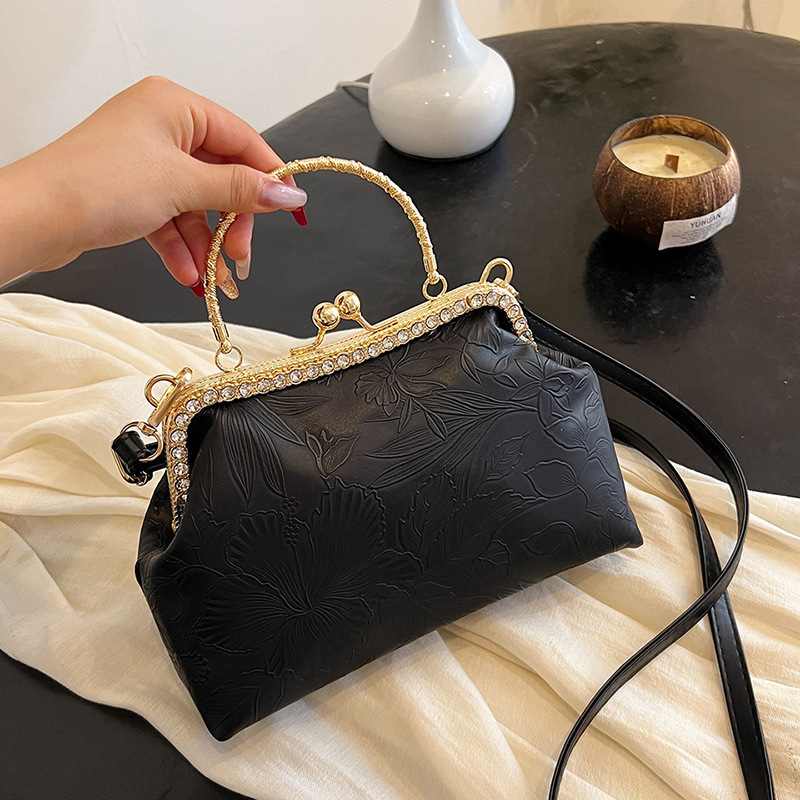 Fashion clip on banquet women's handbag 2024 new artistic Chinese style cheongsam middle-aged single shoulder crossbody bag