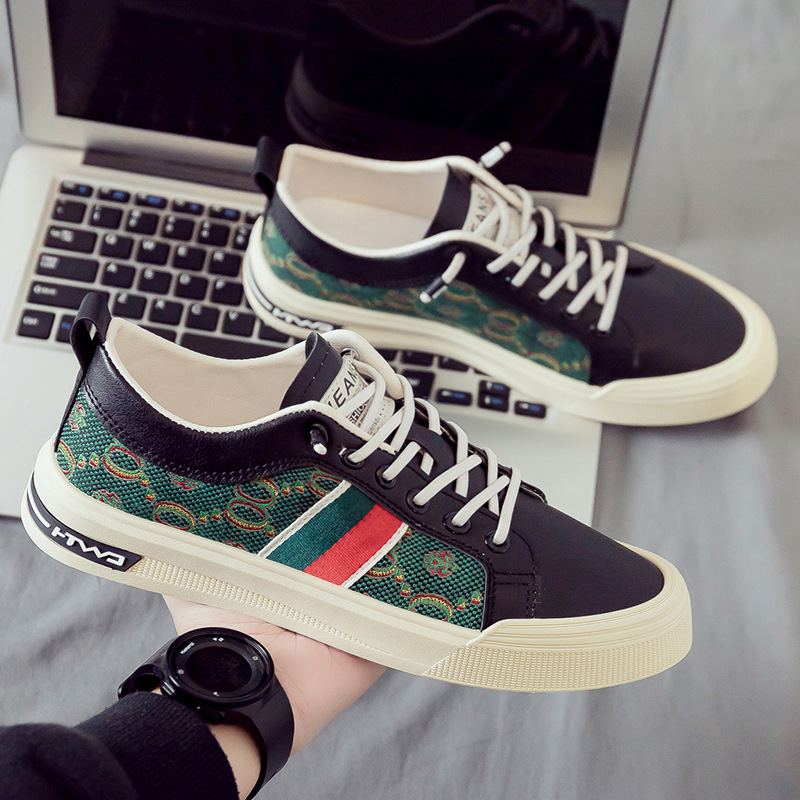 2024 New Summer White Korean Edition Trendy Men's Versatile Embroidered Little Bee Board Shoes Athletic & Outdoor Shoes